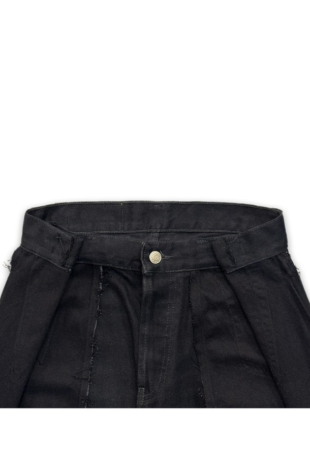 빈티지 리바이스 501을 리메이크하여 제작된 orleans re work Baggy jeans 입니다. 핀턱, 원 플리츠 디테일과 raw edge 컷팅으로 포인트를 더했으며, 루즈핏의 와이드한 배기핏으로 편안하면서도 스타일리시한 연출이 가능합니다. 데님과 면 혼방 소재의 블랙 컬러로 사계절 내내 캐주얼하게 즐겨 입을 수 있습니다.
