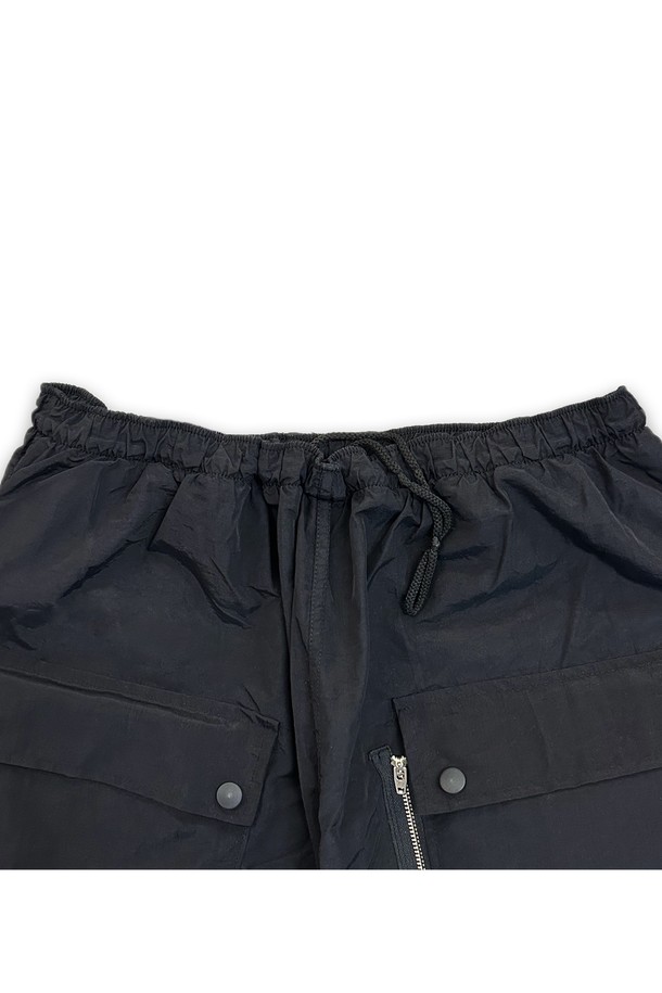 orleans re work ARMY 버뮤다 팬츠는 미군 팬츠를 리워크하여 제작된 남성용 반바지입니다. 통기성이 우수한 서플렉스 소재의 무지 블랙 컬러로 여름철 일상에서 시원하게 착용할 수 있으며, 허리 조임끈과 앞면 투 포켓, 지퍼 디테일로 밀리터리 스타일을 살렸습니다. 얇은 두께감으로 편안한 착용감을 선사하며, 속 팬츠 안감으로 활동성을 더했습니다.
