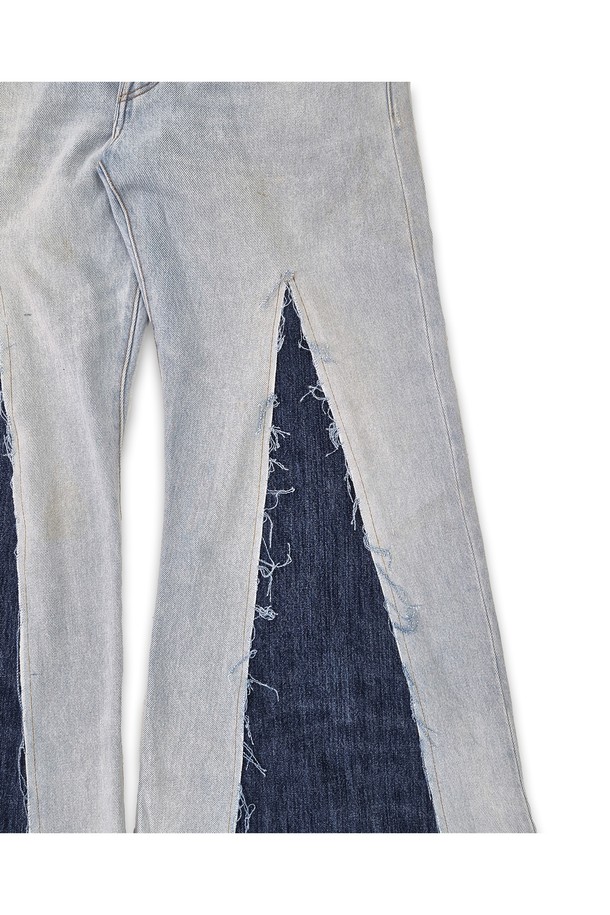 빈티지 리바이스 501을 리메이크하여 제작된 orleans re work levis 부츠컷 청바지입니다. 라이트 블루와 네이비 두 가지 컬러로, 봄, 여름, 가을 계절에 캐주얼하고 빈티지한 스타일을 연출하기 좋습니다. 루즈핏 부츠컷 디자인에 절개 라인의 러프한 컷 오프 마감으로 포인트를 주었으며, 미국에서 제작되었습니다.
