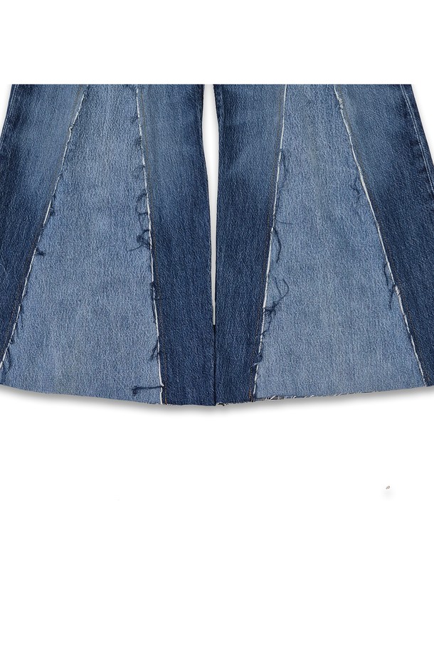 빈티지 리바이스 501을 리메이크하여 제작된 orleans re work levis 부츠컷 데님 팬츠입니다. 부드러운 면(데님) 소재에 다양한 컬러 원단의 패치워크 디테일이 돋보이며, 절개 라인의 러프 컷오프 마감으로 유니크한 포인트를 더했습니다. 봄, 여름, 가을 계절에 캐주얼하고 빈티지한 스타일을 연출하기 좋으며, 루즈핏과 부츠컷/A라인으로 편안하면서도 트렌디한 핏을 선사합니다.
