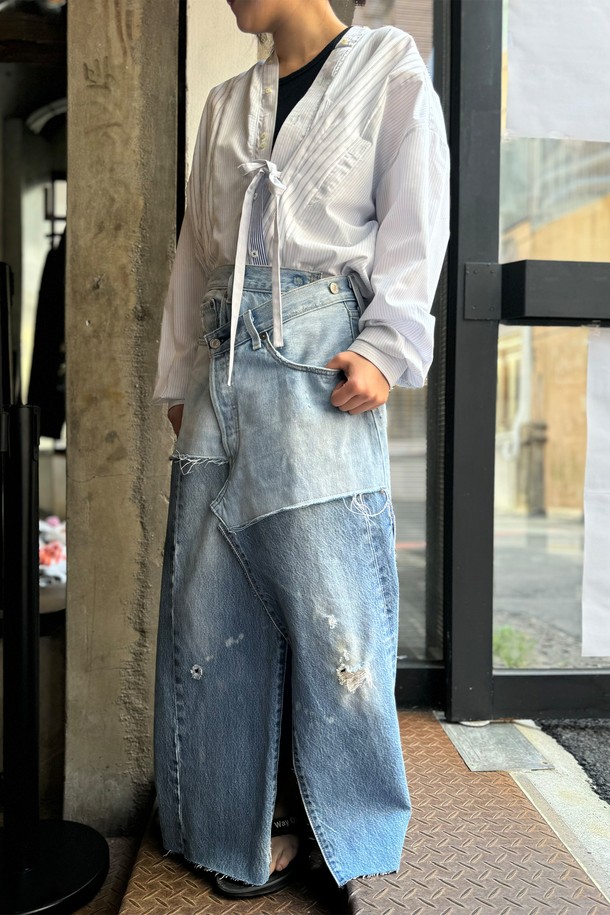 오렌지 RI 워크 리바이스 크로스오버 스커트는 빈티지 데님을 리워크하여 제작된 여성용 맥시 기장 스커트입니다. A라인 또는 테이퍼드 핏의 디자인에 블루 컬러, 패치워크 패턴이 돋보이며, 리벳 버튼 디테일이 특징입니다. 봄, 여름, 가을 계절에 캐주얼하게 착용하기 좋은 아이템입니다.
