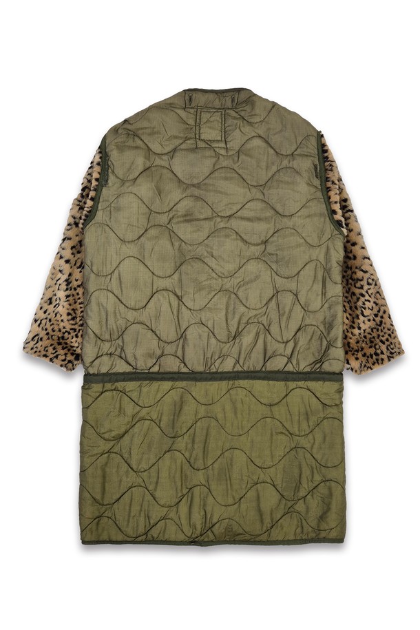 오리앙스 리워크 퀼티드 레오파드 롱 재킷은 밀리터리 스타일과 캐주얼 무드를 동시에 느낄 수 있는 유니섹스 아우터입니다. 두꺼운 두께감으로 가을, 겨울 시즌에 따뜻하게 착용 가능하며, 카키와 레오파드 두 가지 컬러로 출시되었습니다. 롱 기장의 레귤러핏으로 제작되었으며, 버튼과 스트랩 여밈 방식을 갖추고 있습니다. M-65 라이너 코트 타입에 패치 포켓과 리워크 디자인을 더해 독특한 매력을 더했습니다. 나일론 소재의 긴 소매 퀼팅 자켓으로 캐주얼, 클래식 스타일 연출에 용이합니다.
