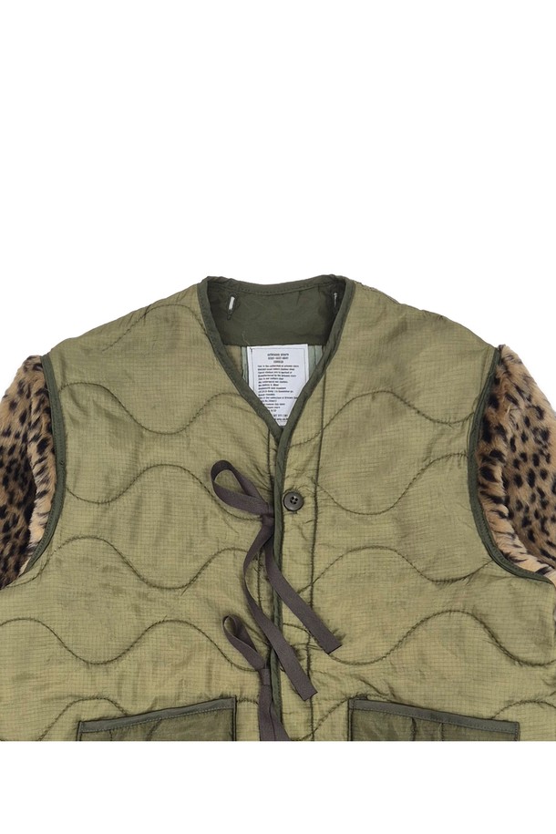 올리언스 리워크 여성 퀼티드 레오파드 재킷은 카키와 레오파드 무늬가 돋보이는 아우터입니다. 가을과 겨울에 어울리는 두꺼운 두께감으로 보온성을 높였으며, 캐주얼 및 스트릿 스타일을 연출하기 좋습니다. 크롭 기장에 버튼과 스트랩으로 여밈 방식을 더하고, 레귤러핏으로 편안하게 착용할 수 있습니다. 나일론 소재와 리워크 디자인, 패치 포켓 디테일이 특징인 라이너 재킷입니다. 긴 소매 기장으로 활동성을 더했습니다.
