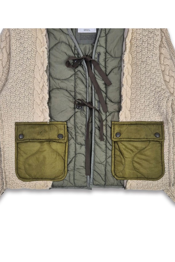 Orleans re work 퀼팅 재킷, 그레이는 남성용 캐주얼 아우터입니다. 가을, 겨울 시즌에 어울리며, 뻣뻣한 촉감과 두꺼운 두께감으로 보온성을 높였습니다. 케이블 패턴의 퀼팅 디테일과 플랩 포켓이 특징이며, 레귤러핏에 크롭 기장으로 스타일리시함을 더했습니다. 스냅 버튼 여밈 방식과 긴 소매 기장으로 편안함과 활동성을 동시에 갖춘 제품입니다. 출근룩, 미니멀, 클래식 스타일을 즐겨 입는 분들께 추천합니다.
