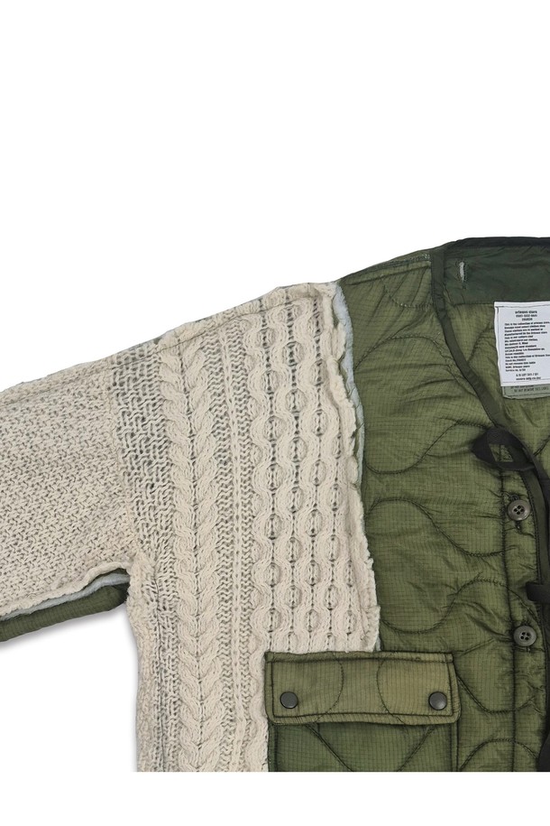 오를레앙 리 워크 퀼티드 재킷, 카키 컬러입니다. 가을과 겨울에 어울리는 두꺼운 두께감의 퀼팅 자켓으로, 캐주얼, 미니멀, 클래식 스타일을 연출하기 좋습니다. 면과 나일론 혼방 소재로 제작되었으며, 레귤러 핏과 긴 소매 기장으로 편안한 착용감을 선사합니다. 플랩 포켓 2개와 스냅 여밈 방식이 특징이며, 퀼팅 디자인으로 포인트를 더했습니다. 일상에서 활용하기 좋은 실용적인 아이템입니다.
