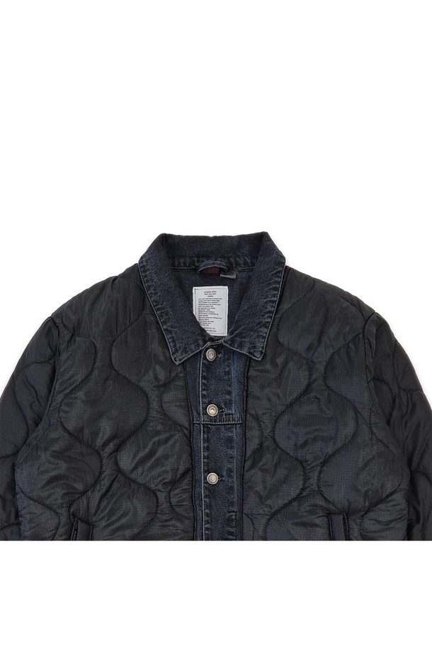 오를레앙 리워크 퀄티드 블랙 데님 재킷은 빈티지 스타일을 연출하는 크롭 기장의 데님 재킷입니다. 피그먼트 블랙 염색으로 시크한 분위기를 더하며, 봄, 가을에 어울리는 활용도 높은 아이템입니다. 슬리브 버튼으로 손목 둘레를 조절할 수 있으며, 전면 스냅 포켓으로 실용성을 높였습니다. 데이트룩, 모임룩, 캐주얼 및 미니멀 스타일 모두 소화 가능한 매력적인 데님 재킷입니다.
