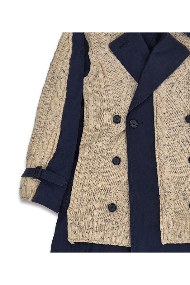 오를레앙 re work 피셔맨 아미 코트는 남성용 아우터 코트입니다. 가을, 겨울 시즌에 어울리는 롱 기장의 더블 버튼 트렌치코트로, 밀리터리 및 캐주얼 스타일을 연출합니다. 네이비와 베이지 컬러로 출시되었으며, 울과 니트 소재의 두꺼운 원단에 케이블 패턴과 피셔맨 니트 패치워크 디테일이 특징입니다. 출근룩, 클래식, 캐주얼, 미니멀 스타일을 즐겨 입는 분들에게 추천합니다.
