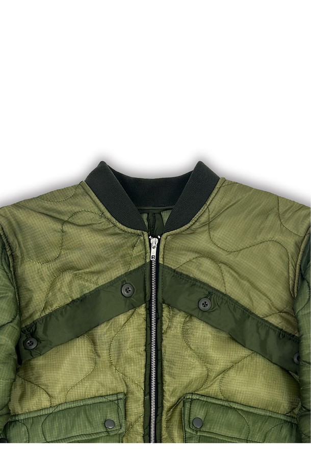 오리엔스 리 워크 퀼티드 패딩 점퍼는 가을, 겨울 시즌에 어울리는 아우터입니다. 카키와 올리브 두 가지 컬러로 출시되었으며, 밀리터리 스타일의 퀄팅 패턴이 특징입니다. 지퍼 여밈 방식과 오버핏, 투웨이 지퍼, 플랩 포켓, 사이드 버튼 디테일이 돋보입니다. 나일론 소재로 제작되어 두꺼운 두께감을 자랑하며, 캐주얼 및 미니멀 스타일 연출에 용이합니다. 긴 소매와 크롭 기장으로 트렌디한 핏을 선사합니다.
