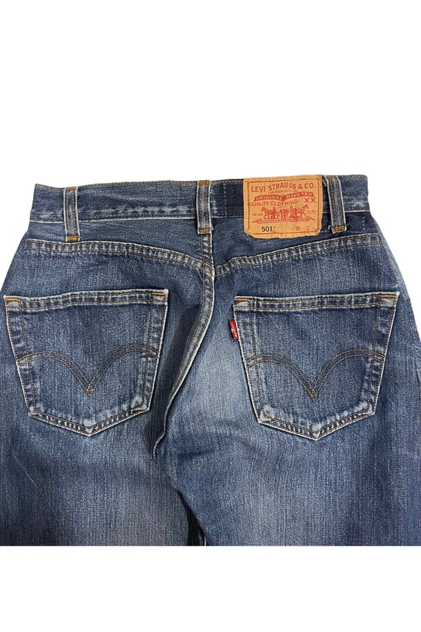 빈티지 리바이스 501을 리메이크하여 제작된 orleans re work levis woman jean입니다. 양 측면 슬릿 디테일과 로우 엣지 컷으로 포인트를 더했으며, 루즈핏의 슬라우치 핏으로 편안한 착용감을 선사합니다. 사계절 내내 활용 가능한 데님 팬츠로, Made in USA 제품입니다.
