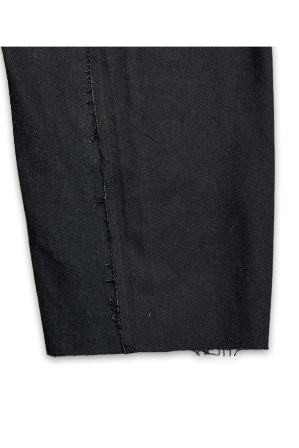 빈티지 리바이스 501을 리메이크하여 제작된 orleans re work Baggy jeans 입니다. 핀턱, 원 플리츠 디테일과 raw edge 컷팅으로 포인트를 더했으며, 루즈핏의 와이드한 배기핏으로 편안하면서도 스타일리시한 연출이 가능합니다. 데님과 면 혼방 소재의 블랙 컬러로 사계절 내내 캐주얼하게 즐겨 입을 수 있습니다.
