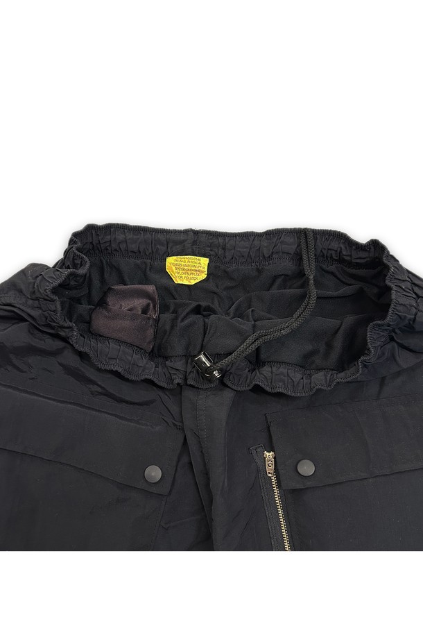 orleans re work ARMY 버뮤다 팬츠는 미군 팬츠를 리워크하여 제작된 남성용 반바지입니다. 통기성이 우수한 서플렉스 소재의 무지 블랙 컬러로 여름철 일상에서 시원하게 착용할 수 있으며, 허리 조임끈과 앞면 투 포켓, 지퍼 디테일로 밀리터리 스타일을 살렸습니다. 얇은 두께감으로 편안한 착용감을 선사하며, 속 팬츠 안감으로 활동성을 더했습니다.
