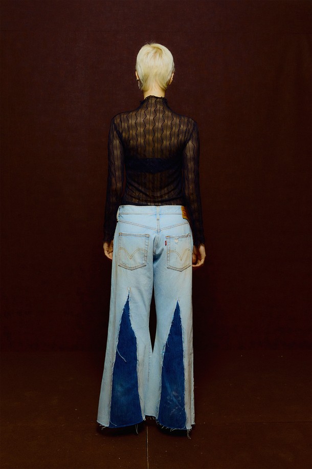 빈티지 리바이스 501을 리메이크하여 제작된 orleans re work levis 부츠컷 청바지입니다. 라이트 블루와 네이비 두 가지 컬러로, 봄, 여름, 가을 계절에 캐주얼하고 빈티지한 스타일을 연출하기 좋습니다. 루즈핏 부츠컷 디자인에 절개 라인의 러프한 컷 오프 마감으로 포인트를 주었으며, 미국에서 제작되었습니다.
