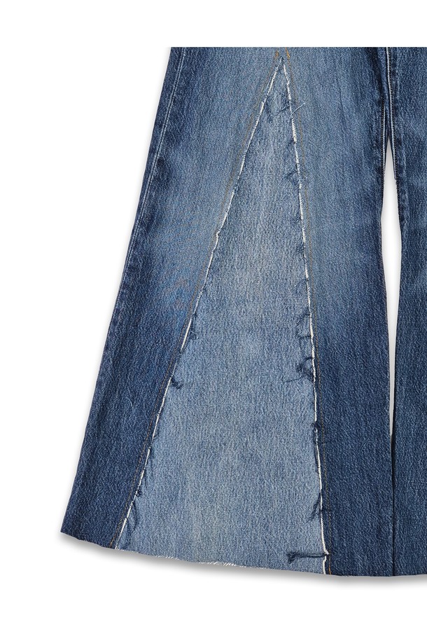 빈티지 리바이스 501을 리메이크하여 제작된 orleans re work levis 부츠컷 데님 팬츠입니다. 부드러운 면(데님) 소재에 다양한 컬러 원단의 패치워크 디테일이 돋보이며, 절개 라인의 러프 컷오프 마감으로 유니크한 포인트를 더했습니다. 봄, 여름, 가을 계절에 캐주얼하고 빈티지한 스타일을 연출하기 좋으며, 루즈핏과 부츠컷/A라인으로 편안하면서도 트렌디한 핏을 선사합니다.
