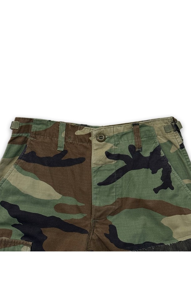 orleans re work woodland 데님 스커트는 빈티지하고 스트릿한 무드를 자아내는 여성용 리메이크 스커트입니다. 블랙과 카모플라주 두 가지 컬러로 출시되었으며, 데님과 면 혼방의 중간 두께감으로 사계절 내내 활용 가능합니다. 언밸런스한 치마핏과 카모, 패치워크 무늬, 러프한 마감 처리가 돋보이며, 사이드 허리 조절과 전면 포켓 디테일, 구조적인 절개 라인이 특징입니다.
