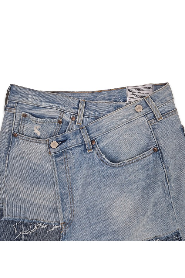오렌지 RI 워크 리바이스 크로스오버 스커트는 빈티지 데님을 리워크하여 제작된 여성용 맥시 기장 스커트입니다. A라인 또는 테이퍼드 핏의 디자인에 블루 컬러, 패치워크 패턴이 돋보이며, 리벳 버튼 디테일이 특징입니다. 봄, 여름, 가을 계절에 캐주얼하게 착용하기 좋은 아이템입니다.

