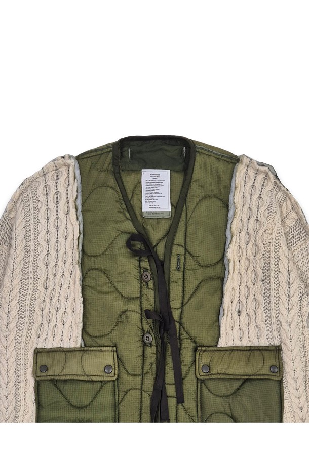 오를레앙 리 워크 퀼티드 재킷, 카키 컬러입니다. 가을과 겨울에 어울리는 두꺼운 두께감의 퀼팅 자켓으로, 캐주얼, 미니멀, 클래식 스타일을 연출하기 좋습니다. 면과 나일론 혼방 소재로 제작되었으며, 레귤러 핏과 긴 소매 기장으로 편안한 착용감을 선사합니다. 플랩 포켓 2개와 스냅 여밈 방식이 특징이며, 퀼팅 디자인으로 포인트를 더했습니다. 일상에서 활용하기 좋은 실용적인 아이템입니다.
