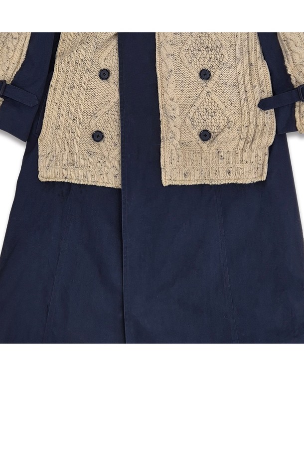 오를레앙 re work 피셔맨 아미 코트는 남성용 아우터 코트입니다. 가을, 겨울 시즌에 어울리는 롱 기장의 더블 버튼 트렌치코트로, 밀리터리 및 캐주얼 스타일을 연출합니다. 네이비와 베이지 컬러로 출시되었으며, 울과 니트 소재의 두꺼운 원단에 케이블 패턴과 피셔맨 니트 패치워크 디테일이 특징입니다. 출근룩, 클래식, 캐주얼, 미니멀 스타일을 즐겨 입는 분들에게 추천합니다.
