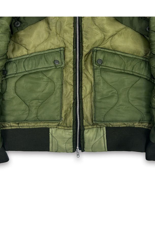 오리엔스 리 워크 퀼티드 패딩 점퍼는 가을, 겨울 시즌에 어울리는 아우터입니다. 카키와 올리브 두 가지 컬러로 출시되었으며, 밀리터리 스타일의 퀄팅 패턴이 특징입니다. 지퍼 여밈 방식과 오버핏, 투웨이 지퍼, 플랩 포켓, 사이드 버튼 디테일이 돋보입니다. 나일론 소재로 제작되어 두꺼운 두께감을 자랑하며, 캐주얼 및 미니멀 스타일 연출에 용이합니다. 긴 소매와 크롭 기장으로 트렌디한 핏을 선사합니다.
