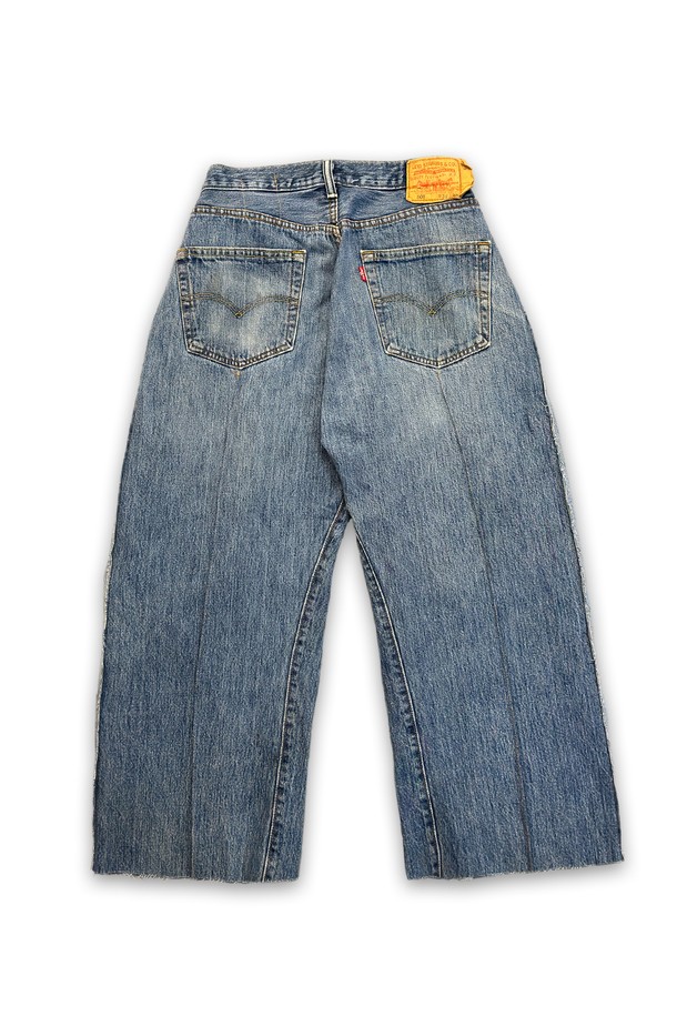 빈티지 무드의 orleans re work Baggy jeans입니다. 리바이스 501 데님을 리메이크하여 제작되었으며, 블루 컬러의 와이드 배기핏 루즈핏으로 편안한 착용감을 선사합니다. 핀턱 디테일, raw edge 컷, 원 플리츠 디테일이 더해져 캐주얼하면서도 개성 있는 스타일을 연출하며, 사계절 내내 데일리룩으로 활용하기 좋습니다.

