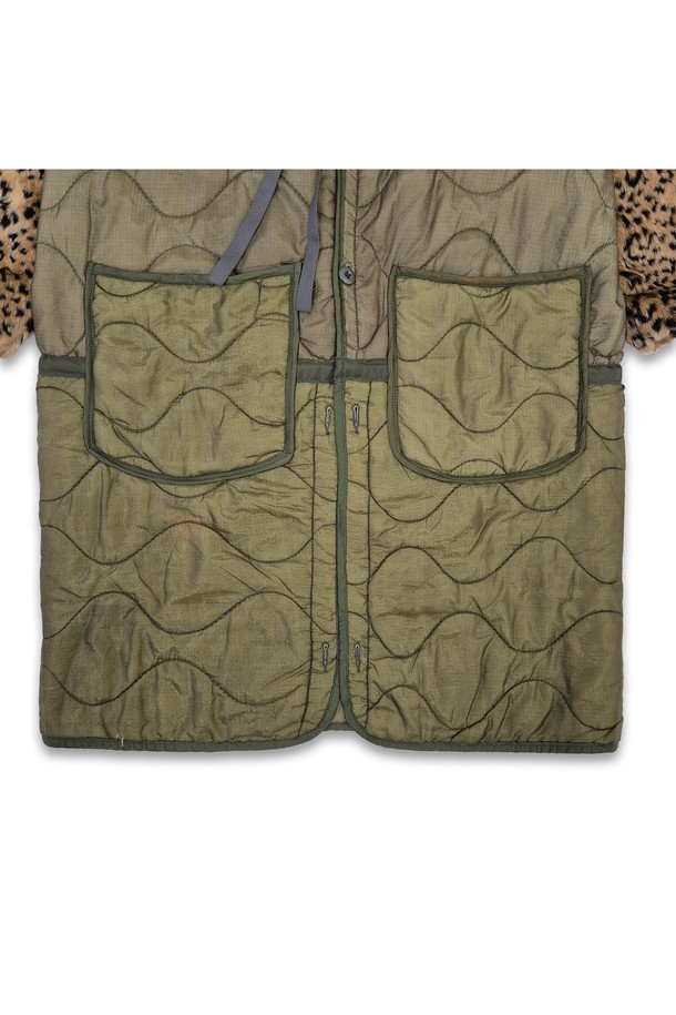 오리앙스 리워크 퀼티드 레오파드 롱 재킷은 밀리터리 스타일과 캐주얼 무드를 동시에 느낄 수 있는 유니섹스 아우터입니다. 두꺼운 두께감으로 가을, 겨울 시즌에 따뜻하게 착용 가능하며, 카키와 레오파드 두 가지 컬러로 출시되었습니다. 롱 기장의 레귤러핏으로 제작되었으며, 버튼과 스트랩 여밈 방식을 갖추고 있습니다. M-65 라이너 코트 타입에 패치 포켓과 리워크 디자인을 더해 독특한 매력을 더했습니다. 나일론 소재의 긴 소매 퀼팅 자켓으로 캐주얼, 클래식 스타일 연출에 용이합니다.
