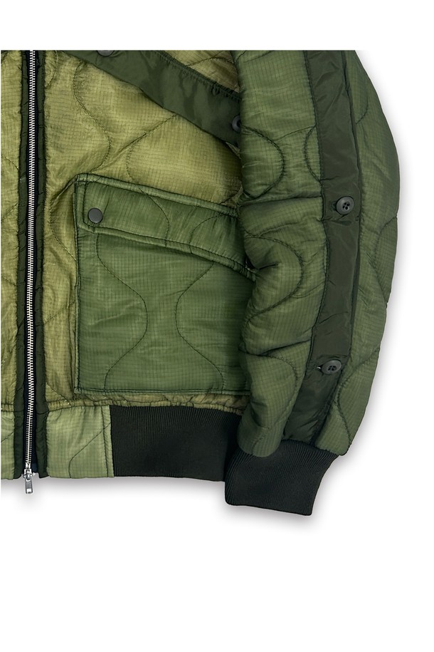 오리엔스 리 워크 퀼티드 패딩 점퍼는 가을, 겨울 시즌에 어울리는 아우터입니다. 카키와 올리브 두 가지 컬러로 출시되었으며, 밀리터리 스타일의 퀄팅 패턴이 특징입니다. 지퍼 여밈 방식과 오버핏, 투웨이 지퍼, 플랩 포켓, 사이드 버튼 디테일이 돋보입니다. 나일론 소재로 제작되어 두꺼운 두께감을 자랑하며, 캐주얼 및 미니멀 스타일 연출에 용이합니다. 긴 소매와 크롭 기장으로 트렌디한 핏을 선사합니다.
