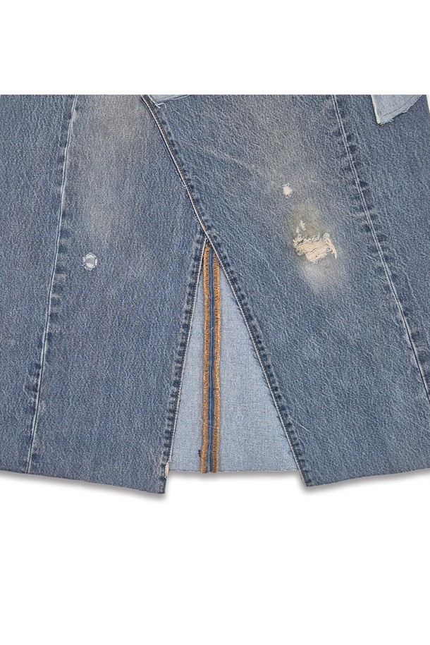 오렌지 RI 워크 리바이스 크로스오버 스커트는 빈티지 데님을 리워크하여 제작된 여성용 맥시 기장 스커트입니다. A라인 또는 테이퍼드 핏의 디자인에 블루 컬러, 패치워크 패턴이 돋보이며, 리벳 버튼 디테일이 특징입니다. 봄, 여름, 가을 계절에 캐주얼하게 착용하기 좋은 아이템입니다.
