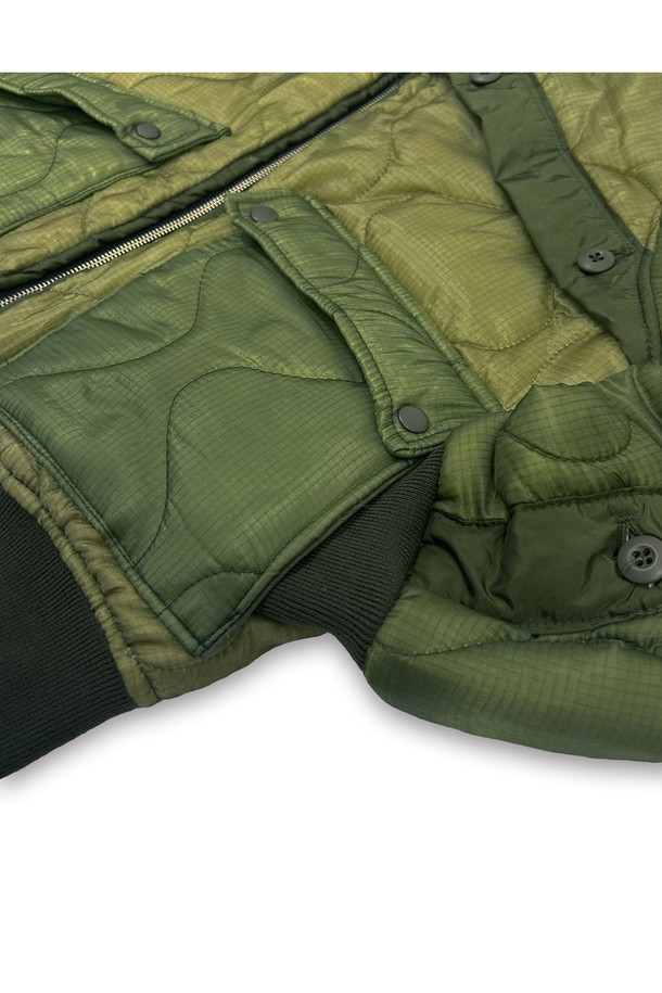 오리엔스 리 워크 퀼티드 패딩 점퍼는 가을, 겨울 시즌에 어울리는 아우터입니다. 카키와 올리브 두 가지 컬러로 출시되었으며, 밀리터리 스타일의 퀄팅 패턴이 특징입니다. 지퍼 여밈 방식과 오버핏, 투웨이 지퍼, 플랩 포켓, 사이드 버튼 디테일이 돋보입니다. 나일론 소재로 제작되어 두꺼운 두께감을 자랑하며, 캐주얼 및 미니멀 스타일 연출에 용이합니다. 긴 소매와 크롭 기장으로 트렌디한 핏을 선사합니다.
