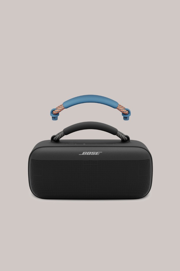 BOSE SoundLink Max 전용으로 제작된 로프 핸들로, 뛰어난 휴대성과 이동성을 제공합니다. 부드러운 질감과 편안한 그립감을 선사하며, 블랙 & 카본 블루, 블랙 & 칠드 라일락 등 다양한 컬러 옵션이 준비되어 있습니다. 스타일리시한 외관과 편리한 컨트롤을 지원하며, 높은 내구성을 자랑합니다.
