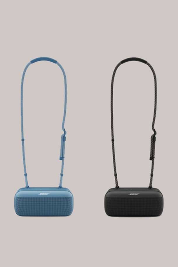 [BOSE] 보스 사운드링크 맥스 로프 휴대용 스트랩은 내구성이 뛰어난 로프 소재로 제작되었으며, 블랙과 블루 색상으로 제공되어 휴대용 스피커에 개성을 더합니다. 심플하고 캐주얼한 디자인의 이 스트랩은 부드러운 텍스처와 편안한 그립감을 제공하여 휴대성을 높여주며, 다양한 컬러 조합으로 스타일리시한 연출이 가능합니다. 보스 사운드링크 맥스 휴대용 스피커 전용으로 설계된 이 스트랩은 어깨끈으로도 활용 가능합니다.
