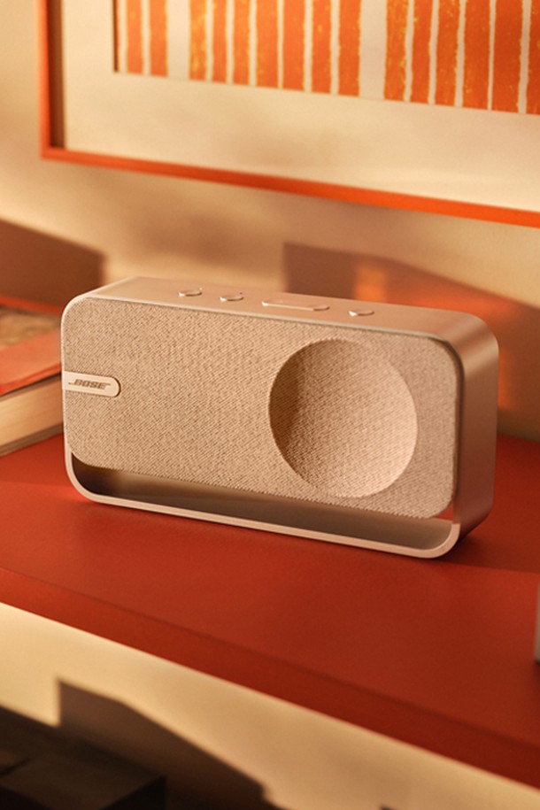 BOSE(보스) 사운드링크 홈 블루투스 스피커는 미니멀하고 모던한 디자인으로 어떤 공간에도 잘 어울립니다. 실버와 화이트 두 가지 색상으로 제공되며, 플라스틱과 메탈 소재의 고급스러운 마감이 돋보입니다. 컴팩트한 사이즈에도 불구하고, 블루투스 연결을 통해 프리미엄 사운드를 경험할 수 있습니다. 무선 스피커, 홈 오디오 기능으로 편리하게 활용 가능하며, 심플한 디자인은 제품의 특징을 더욱 돋보이게 합니다.
