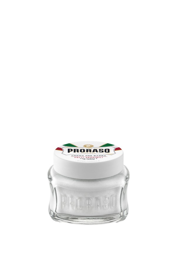 프로라소 프리쉐이브 크림 센서티브 그린티 100ml는 민감한 피부를 위한 비거품형 쉐이빙 크림입니다. 그린티와 오트밀 성분이 면도 시 피부 자극을 완화하고 붉은 기를 예방하며, 보습과 진정 효과를 제공합니다. 젖은 면도 부위에 바르는 방식으로 사용하며, 쉐이빙폼을 사용하기 전에 닦아낼 필요가 없습니다. 프로라소 화이트 라인 제품으로, 민감성 피부를 위한 부드러운 면도를 선사합니다. 100ml 용량으로 넉넉하게 사용할 수 있습니다.
