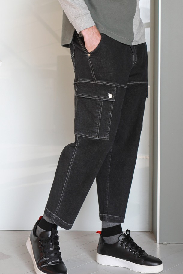 [커스텀어스] 데님백기모워싱스판팬츠 CXS21WWPTA83는 남성용 데님 팬츠입니다. 블루와 블랙 두 가지 색상으로 출시되었으며, 가을과 겨울에 착용하기 좋은 긴 기장의 배기핏 바지입니다. 부드러운 촉감의 데님, 면, 스판덱스, 기모 혼방 소재로 제작되었으며, 안감은 기모 처리되어 보온성을 높였습니다. 스톤워싱 가공과 아웃포켓 디테일, 30수 3% 컬러 스티치로 포인트를 더했으며, 밴딩 처리되어 편안한 착용감을 제공합니다. 데일리룩, 동네 마실룩 등 캐주얼하고 미니멀한 스타일을 연출하기 좋습니다.
