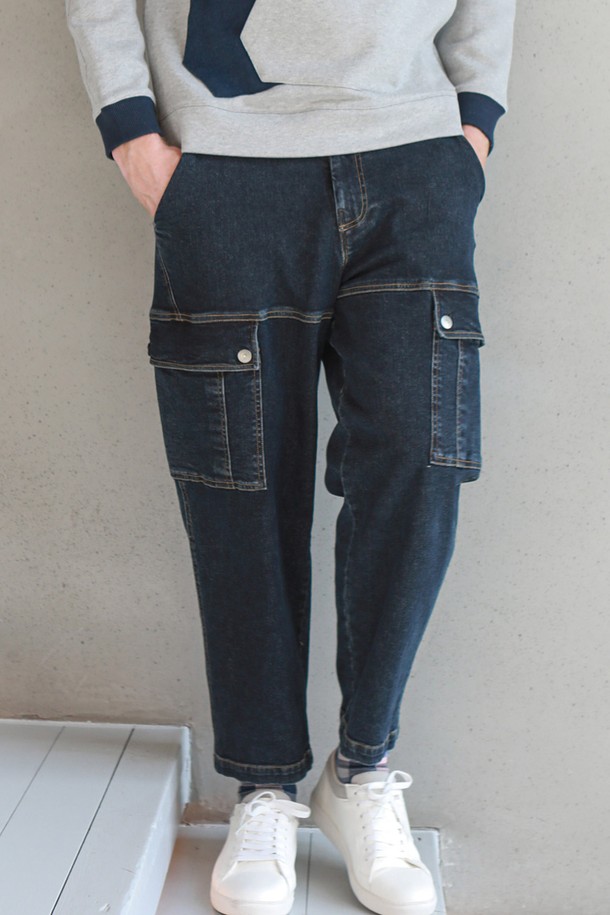 [커스텀어스] 데님백기모워싱스판팬츠 CXS21WWPTA83은 겨울철 데일리룩을 위한 캐주얼하고 미니멀한 스타일의 남성 데님 팬츠입니다. 부드러운 촉감의 면, 스판덱스, 기모 혼방 소재로 제작되어 두꺼운 두께감과 루즈핏을 자랑하며, 뛰어난 착용감을 선사합니다. 블랙과 블루 두 가지 색상으로 출시되었으며, 무지 디자인에 스톤워싱 가공을 더해 빈티지한 멋을 더했습니다. 배기핏에 밴딩 처리로 편안함을 강조했으며, 포켓 디테일과 30수 30% 컬러 스티치로 포인트를 주었습니다.
