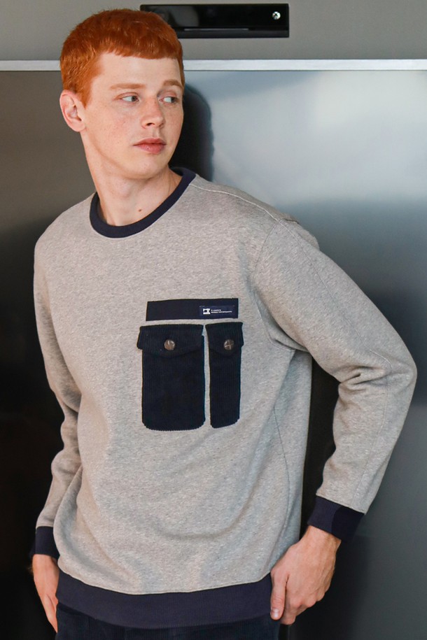 [커스텀어스] 코듀로이 포켓 오버핏 기모 맨투맨 CTS21WKMTA71은 가을, 겨울에 착용하기 좋은 남성용 맨투맨입니다. 아이비(IVY), 엠지와이(MGY) 두 가지 색상으로 출시되었으며, 부드러운 촉감의 면, 코듀로이, 기모 소재로 제작되었습니다. 무지 디자인에 가슴 부분 코듀로이 트윈 포켓과 넥, 소매, 밑단 립 디테일이 특징이며, 플랫락 스티치로 마감했습니다. 오버핏으로 제작되어 프레피, 캐주얼, 클래식 스타일을 연출하기 좋으며, 가을 나들이룩, 겨울 데일리룩, 데이트룩에 활용하기 좋습니다. 약간의 신축성이 있으며, 비침 걱정 없이 편안하게 착용할 수 있습니다.
