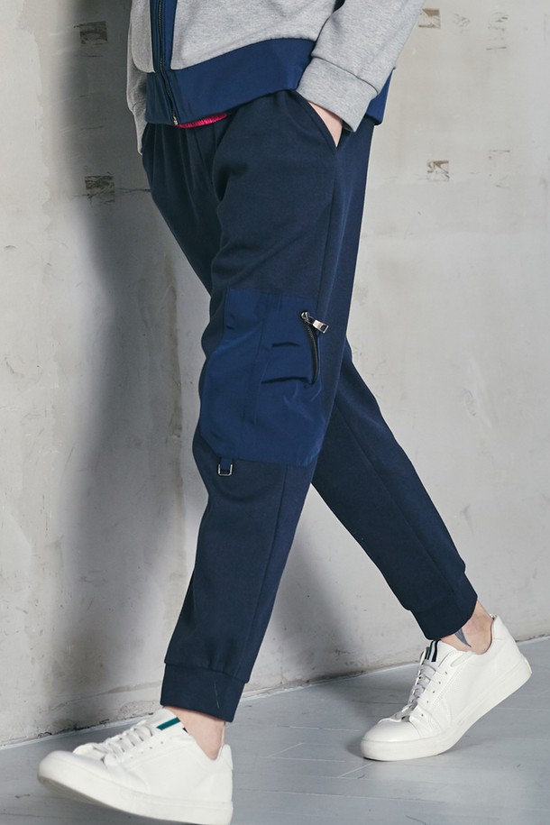 [커스텀어스] 합포 트레이닝 밴딩 팬츠 CFS21SKPT204는 편안함과 스타일을 동시에 잡은 남성용 트레이닝 팬츠입니다. 부드러운 면 소재로 제작되어 뛰어난 착용감을 제공하며, 일상 및 운동 시에도 활동성을 보장합니다. 네이비 컬러의 무지 디자인에 허리 밴딩과 스트링, 사이드 포켓, 포인트 배색 디테일이 더해져 스포티하면서도 캐주얼한 분위기를 연출합니다. 조거 핏의 긴 기장으로 트렌디한 스타일을 완성하며, 봄, 여름 시즌에 적합합니다. 동네 마실룩, 여행룩 등 다양한 TPO에 활용 가능한 실용적인 아이템입니다.
