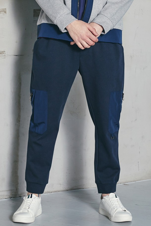 [커스텀어스] 합포 트레이닝 밴딩 팬츠 CFS21SKPT204는 편안함과 스타일을 동시에 잡은 남성용 트레이닝 팬츠입니다. 부드러운 면 소재로 제작되어 뛰어난 착용감을 제공하며, 일상 및 운동 시에도 활동성을 보장합니다. 네이비 컬러의 무지 디자인에 허리 밴딩과 스트링, 사이드 포켓, 포인트 배색 디테일이 더해져 스포티하면서도 캐주얼한 분위기를 연출합니다. 조거 핏의 긴 기장으로 트렌디한 스타일을 완성하며, 봄, 여름 시즌에 적합합니다. 동네 마실룩, 여행룩 등 다양한 TPO에 활용 가능한 실용적인 아이템입니다.
