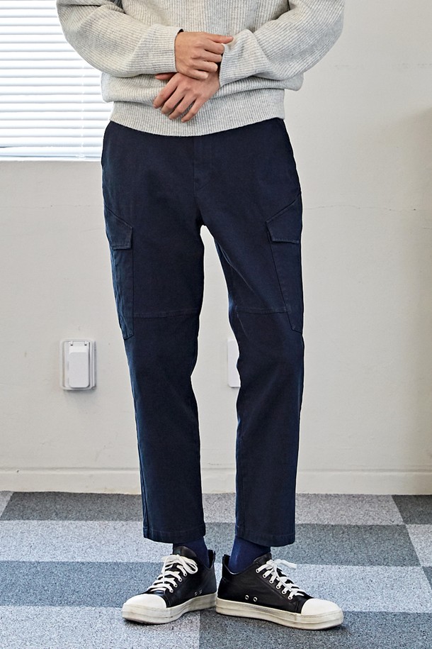 [커스텀어스] 빅 삼각 포켓 E밴딩 워싱 카고 팬츠 CTS23WWPTA47은 남성용 카고 팬츠입니다. 봄, 가을 계절에 적합하며, 무지 패턴의 데님 소재로 제작되어 캐주얼한 스타일을 연출합니다. 레귤러핏으로 편안한 착용감을 제공하며, 허리에는 E밴딩 처리가 되어 있어 활동성을 높였습니다.
