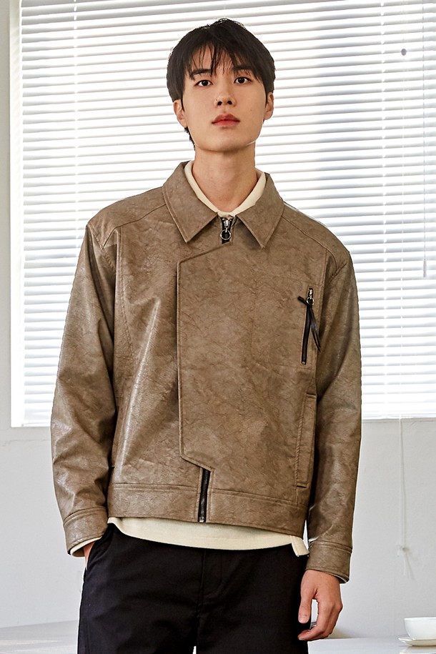 [커스텀어스] 내추럴 크랙 비건레더 자켓 (CXS23WLJPA86)은 봄, 가을에 어울리는 남녀 공용 크롭 기장의 라이더 자켓입니다. 브라운 컬러의 오버핏 실루엣에 뻣뻣한 질감의 비건 가죽 소재와 크랙 텍스처 디테일이 돋보이며, 지퍼 여밈 방식으로 캐주얼하고 미니멀한 스타일을 연출합니다. 두꺼운 두께감으로 제작되어 보온성을 더하고 긴 소매 디자인으로 시크한 매력을 더합니다.
