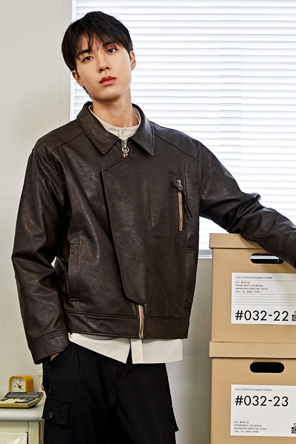 [커스텀어스] 내추럴 크랙 비건레더 자켓 CXS23WLJPA86은 남성용 아우터 자켓입니다. 블랙과 브라운 두 가지 색상으로 출시되었으며, 가을과 겨울에 착용하기 적합합니다. 오버핏 크롭 기장에 집업 스타일, 무지 패턴의 비건 가죽 소재로 제작되었으며, 뻣뻣한 촉감과 크랙 디테일이 특징입니다.
