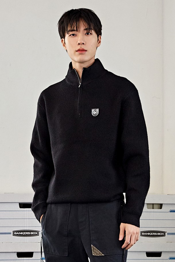 [커스텀어스] 캐시라이크 하프집업 하찌 풀오버 스웨터 CXS23WSPOB90은 부드러운 촉감의 울 소재로 제작되어 가을, 겨울 시즌에 따뜻하게 착용할 수 있는 남성용 스웨터입니다. 베이직하고 캐주얼한 스타일의 레귤러핏으로, 하프넥과 하프집업, 하찌 니트 조직 디테일이 특징입니다. 블랙 컬러에 긴 소매 기장과 두꺼운 두께감으로, 일상에서 편안하게 즐겨 입기 좋습니다.
