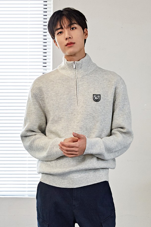 [커스텀어스] 캐시라이크 하프집업 하찌 풀오버 스웨터 CXS23WSPOB90는 부드러운 촉감의 폴리에스터, 아크릴, 스판덱스 혼방 소재로 제작된 남성용 니트/스웨터입니다. 베이직하고 캐주얼한 스타일의 레귤러핏으로, 가을과 겨울에 착용하기 좋으며, 하프 집업 네크라인과 긴 소매, 하찌 패턴이 특징입니다. MGY, GRN, BLA 세 가지 색상으로 출시되었으며, 로고 자수 디테일과 신축성 있는 소재로 편안한 착용감을 선사합니다.
