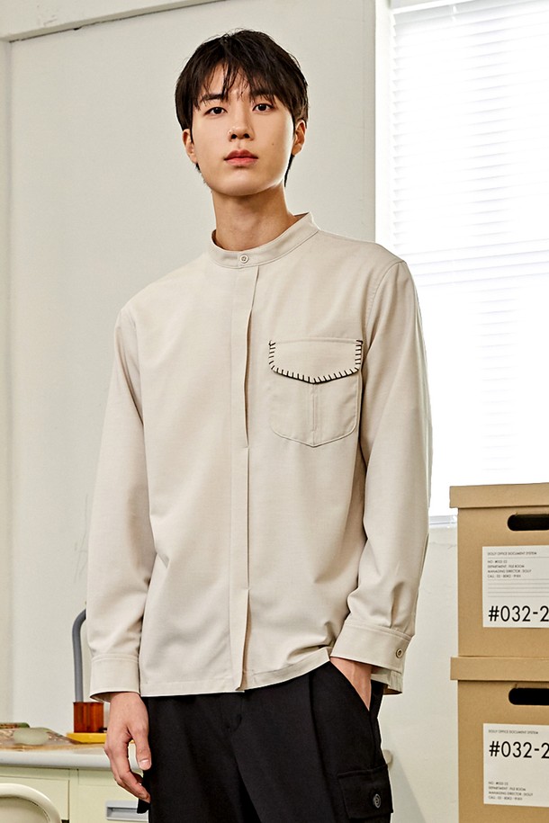 [커스텀어스] 밴드넥 버튼홀 포켓 셔츠 CXS23WWSHA89는 남성용 셔츠입니다. 베이지 컬러의 무지 디자인으로, 봄, 가을에 착용하기 좋으며, 레귤러핏과 긴소매 기장으로 제작되었습니다. 밴드넥 디자인과 버튼홀 포켓 디테일이 특징이며, 미니멀하고 베이직한 스타일을 선호하는 분들께 적합합니다. 데이트룩, 출근룩 등 다양한 TPO에 맞춰 미니멀, 클래식, 캐주얼 스타일을 연출할 수 있습니다.

