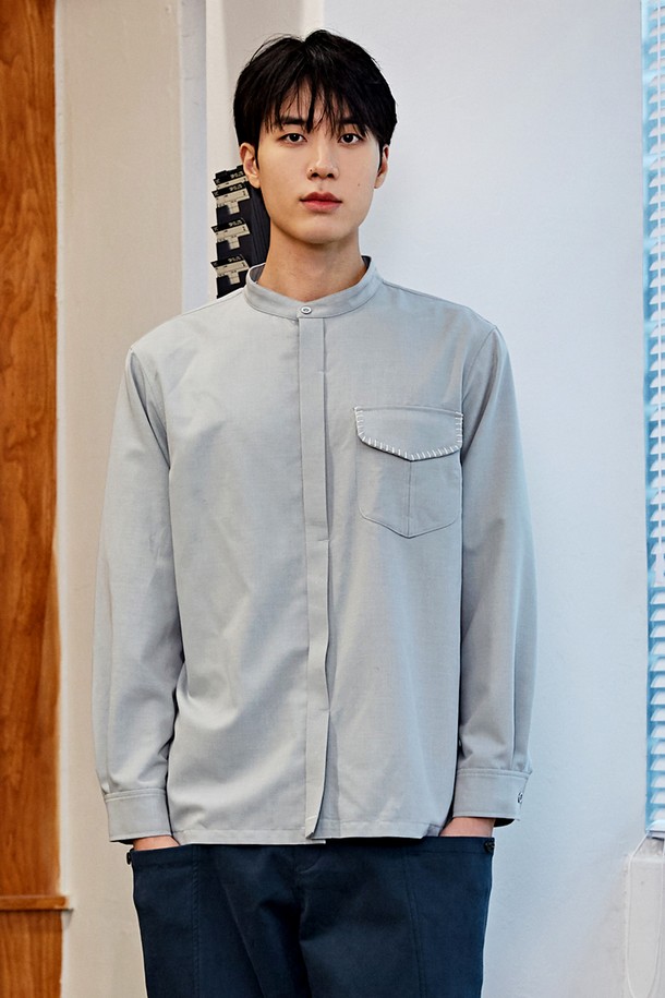 [커스텀어스] 밴드넥 버튼홀 포켓 셔츠 CXS23WWSHA89는 남성용 셔츠로, 미니멀하고 베이직한 스타일을 추구합니다. 밴드넥 디자인에 버튼홀 포켓 디테일이 돋보이며, 부드러운 폴리에스테르 소재로 제작되어 봄, 가을에 착용하기 좋습니다. 레귤러핏에 긴 소매 기장으로 출시되었으며, 출근룩과 비즈니스 캐주얼 스타일에 잘 어울립니다. 그레이 컬러의 무지 디자인으로 깔끔한 느낌을 주며, 다양한 코디에 활용하기 좋습니다.
