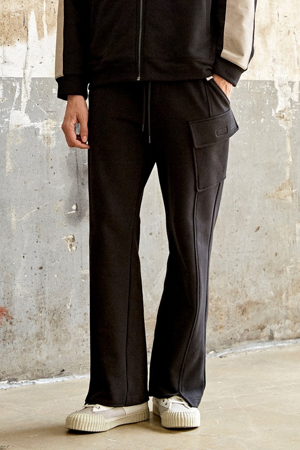 [커스텀어스] 밑단변형 와이드 트레이닝 팬츠 CFS23FKPT902는 면과 폴리에스테르 혼방 소재로 제작되어 부드러운 촉감과 편안한 착용감을 제공합니다. E밴드 허리 디자인과 밴딩 처리로 활동성을 높였으며, 와이드 핏과 다리가 길어 보이는 효과를 주는 디자인으로 캐주얼, 스포티한 스타일을 연출할 수 있습니다. 아이비(IVY), 블랙(BLACK) 두 가지 색상으로 출시되었으며, 벨크로 포켓과 사이드 심 포켓 디테일이 돋보이는 사계절용 긴바지입니다.
