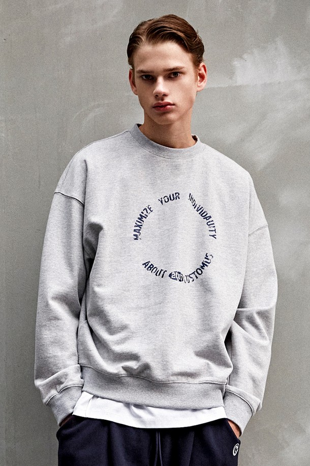 [커스텀어스] 서클 로고 유니 스웨트 셔츠 CFS23FKMT905는 남녀 모두 착용 가능한 스웨트셔츠입니다. 

가을 시즌에 어울리는 MGY(멜란지 그레이), NAV(네이비) 두 가지 색상으로 출시되었으며, 일상 및 레저 활동에 적합합니다. 

세미 오버핏의 라운드넥 디자인에 긴 소매 기장으로 제작되었으며, 소매단과 밑단 립 처리로 안정감을 더했습니다. 

부드러운 면 소재로 제작되어 편안한 착용감을 선사하며, 갈라삼봉 처리로 내구성을 높였습니다. 

캐주얼, 스포티, 미니멀 스타일을 연출하기 좋으며, 가을 나들이룩에 레이어드하여 스타일링하기 좋습니다.
