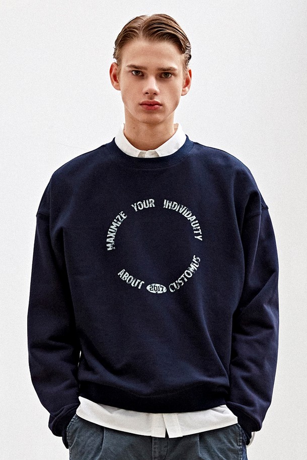 [커스텀어스] 서클 로고 유니 스웨트 셔츠 CFS23FKMT905는 캐주얼하고 미니멀한 스타일을 추구하는 남성을 위한 스웨트셔츠입니다. 네이비 컬러에 레귤러핏으로 제작되었으며, 라운드넥 디자인과 긴 소매 기장이 특징입니다. 가을, 겨울 시즌에 적합하며, 면 소재로 제작되어 부드러운 촉감을 제공합니다. 리브 소매단과 밑단, 갈라삼봉 봉제로 마감되었으며, 신축성이 있어 편안한 착용감을 선사합니다. 일상, 집콕, 겨울 데일리룩에 활용하기 좋습니다.
