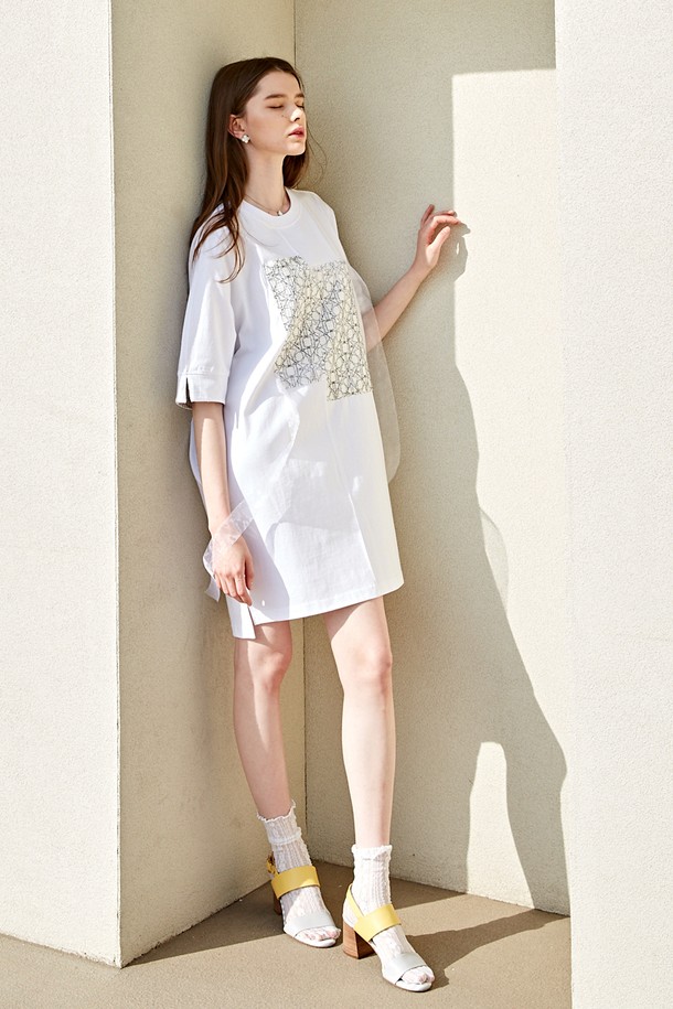 [커스텀어스] 언발런스 레이스 매칭 돌먼 원피스 CXW23MKPO481는 부드러운 면, 나일론, 스판덱스 혼방 소재로 제작되어 편안한 착용감을 선사합니다. 페미닌한 무드의 루즈핏 오버핏 디자인으로, 언밸런스 레이스 패턴과 돌먼 슬리브, 립 네크라인, 3중 스티치 마감 디테일이 특징입니다. 봄, 여름, 가을에 어울리는 블랙, 화이트 두 가지 색상으로 출시되어 일상에서 자연스러운 실루엣을 연출합니다.
