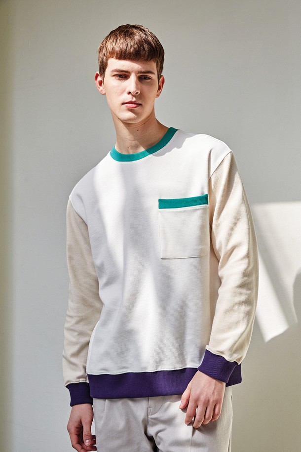 [커스텀어스] 4컬러 믹스 프레피 스웻셔츠 CXS23SKMT296는 남성용 스웻셔츠입니다. 화이트, 그린, 퍼플 4가지 컬러 블록 디자인으로 프레피, 캐주얼 스타일을 연출할 수 있습니다. 봄, 가을에 적합하며, 레귤러핏과 라운드넥으로 편안한 착용감을 제공합니다. 면 소재로 제작되어 부드러운 촉감을 자랑하며, 동네 마실룩이나 데님과 함께 코디하기 좋습니다. 포켓 디테일이 돋보이는 긴 소매 기장의 레귤러 기장 상의입니다.
