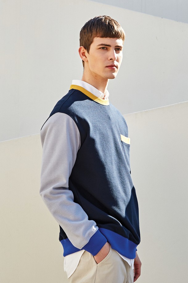 **[커스텀어스] 4컬러 믹스 프레피 스웨트셔츠 CXS23SKMT296**는 면과 폴리에스터 혼방 소재로 제작되어 부드러운 촉감과 편안한 착용감을 제공합니다. 봄, 가을 시즌에 어울리는 레귤러핏 스웨트셔츠로, 아이보리(IVORY)와 네이비(NAVY) 두 가지 색상으로 출시되었습니다. 프레피, 캐주얼 스타일을 연출하기 좋으며, 배색 디자인과 라운드넥으로 포인트를 더했습니다. 신축성이 있으며 비침 걱정 없이 착용 가능하며, 갈라삼봉 작업과 면스판 립 소재로 튼튼하게 제작되었습니다. 일상, 산책 등 가벼운 활동에 적합하며, 세탁 후 변형이 적어 관리가 용이합니다.
