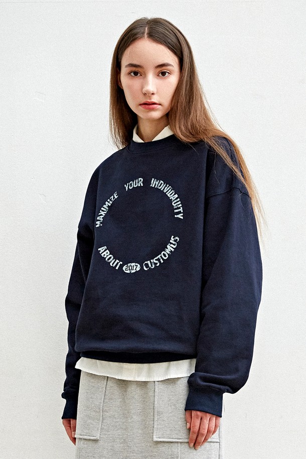 [커스텀어스] 서클 로고 유니 스웨트 셔츠 CFS23FKMT905는 캐주얼하고 미니멀한 스타일을 추구하는 남성을 위한 스웨트셔츠입니다. 네이비 컬러에 레귤러핏으로 제작되었으며, 라운드넥 디자인과 긴 소매 기장이 특징입니다. 가을, 겨울 시즌에 적합하며, 면 소재로 제작되어 부드러운 촉감을 제공합니다. 리브 소매단과 밑단, 갈라삼봉 봉제로 마감되었으며, 신축성이 있어 편안한 착용감을 선사합니다. 일상, 집콕, 겨울 데일리룩에 활용하기 좋습니다.
